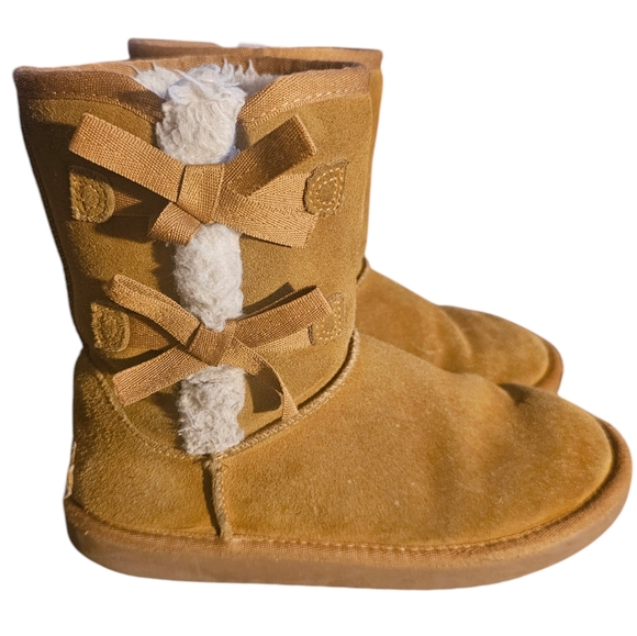 Koolaburra by UGGChestnutSide Bow Short Boot1019372GirlsSize: 4